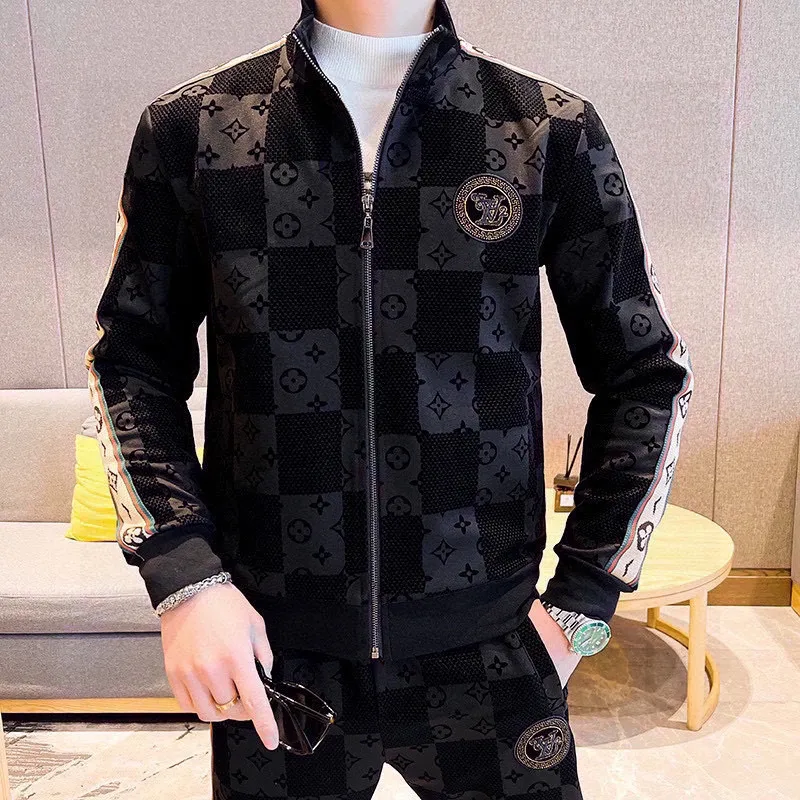 🅿️500 [LV Louis Vuitton] hot-selling suit is coming. Focus on the original version of the official website. 2025 new hot-selling cardigan and sweatshirt suit. The original order is the best. 🇭🇰The meticulous work of top designers. It has a fitting and perfect upper body effect. All-natural high-quality Tencel Roman cotton 100%, close-fitting comfort, noble and elegant! Original hardware embodies elegance and nobility! Counter size: M-4XL (up to 190 pounds)